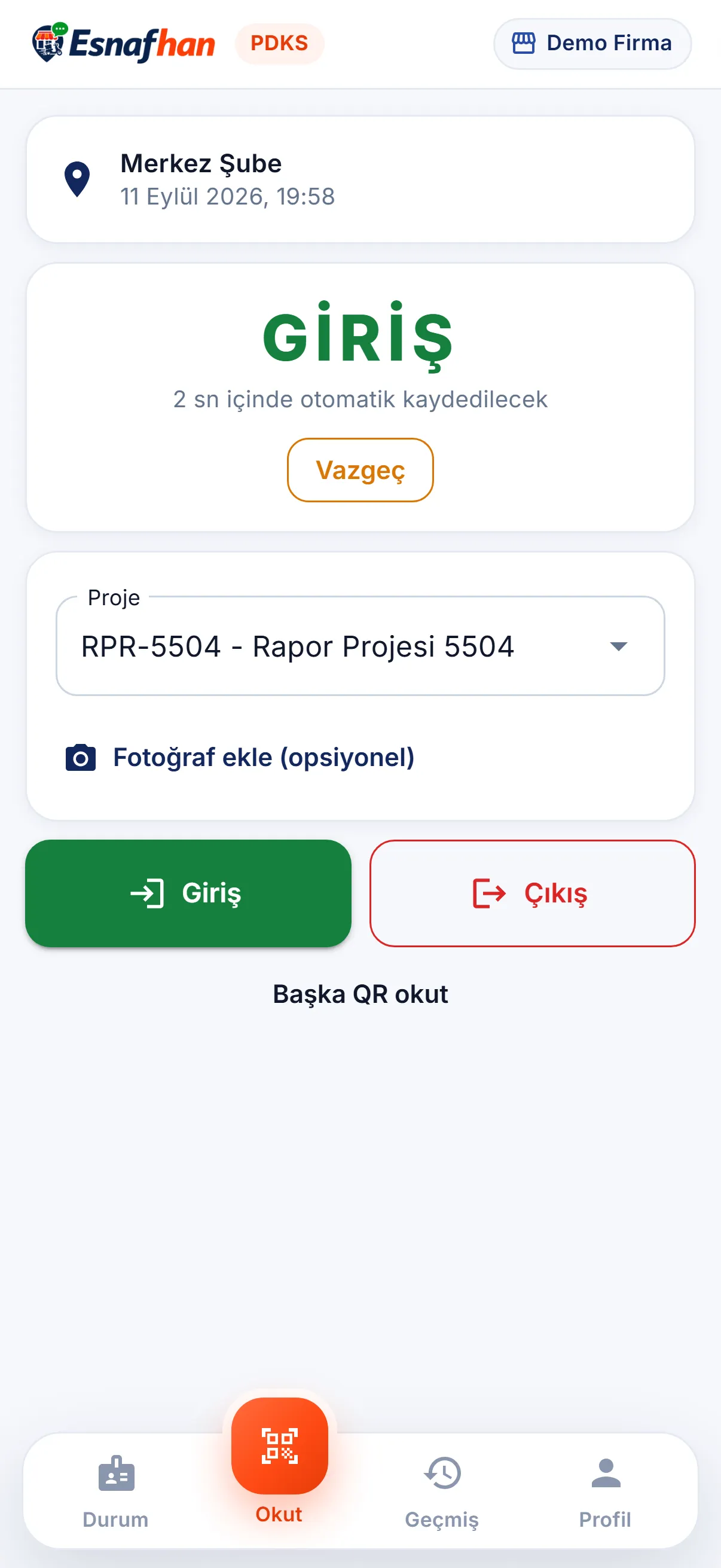 Kamera kapıdaki QR'ı okudu; giriş 3 saniye sonra kendiliğinden kaydedilir.